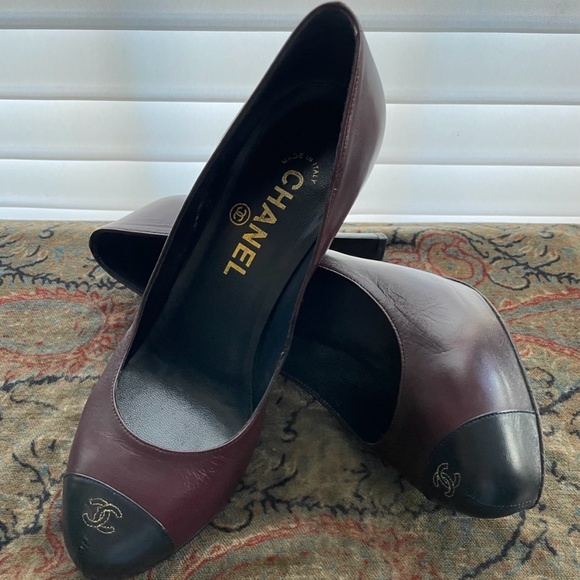REDUCED Authentic ✨  CHANEL  pumps in aubergine w cap toe logo.  Size 38.5 - Picture 11 of 15